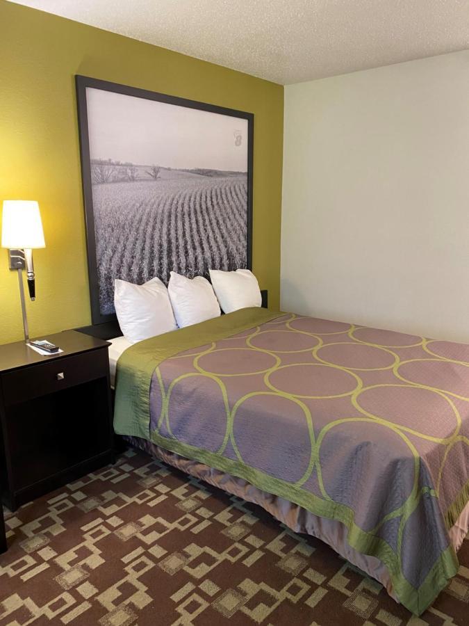 Super 8 By Wyndham Independence Ia Hotell Eksteriør bilde